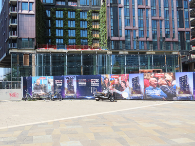 915069 Gezicht op de onderpui van de Amrâth Galaxy Tower (hotel en woningen), bij de ingang van het Jaarbeursterrein ...